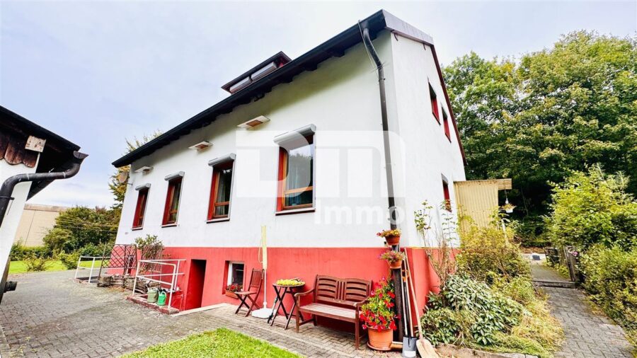 Modernisiertes Einfamilienhaus auf riesigem Grundstück mit Carport und Nebengebäude - Rückansicht